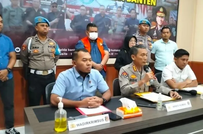  Dua Tersangka Korupsi Pembangunan Jalan Pelabuhan Warnasari Ditangkap 