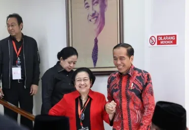 Jokowi  Memilih Sikap Diam Dan Tersenyum Saat Tanggapi Kemarahan Megawati 