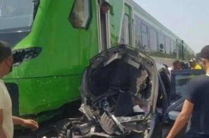 Kereta Feeder Whoosh Tabrak Mobil di Bandung Akibatkan 4 Orang Tewas 