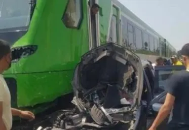 Kereta Feeder Whoosh Tabrak Mobil di Bandung Akibatkan 4 Orang Tewas 