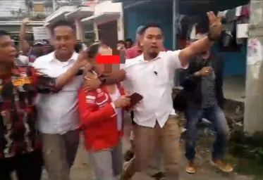 Diduga Perkosa Bocah Dengan Imingiming Belikan HP Seorang Oknum Pengacara Digeruduk Massa 