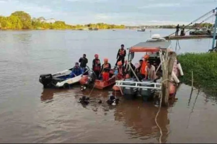 Ketua DPD Golkar Kubu Raya Ceburkan Diri ke Sungai Kapuas Seusai Daftar Caleg 