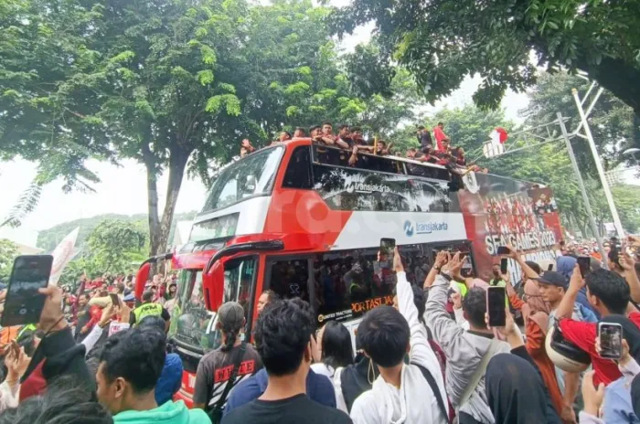 Puluhan Ribu Warga Sambut Arak-arakan Timnas di Jalan Sudirman