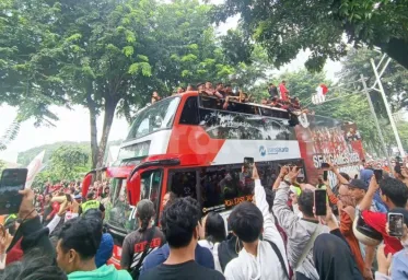 Puluhan Ribu Warga Sambut Arakarakan Timnas di Jalan Sudirman