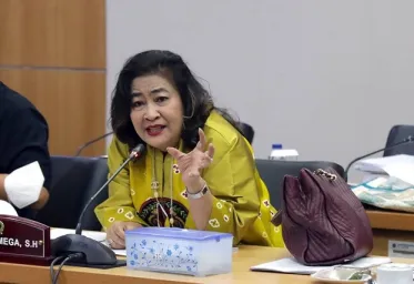 Akhirnya Cinta Mega Dicopot Dari DPRD DKI Jakarta 
