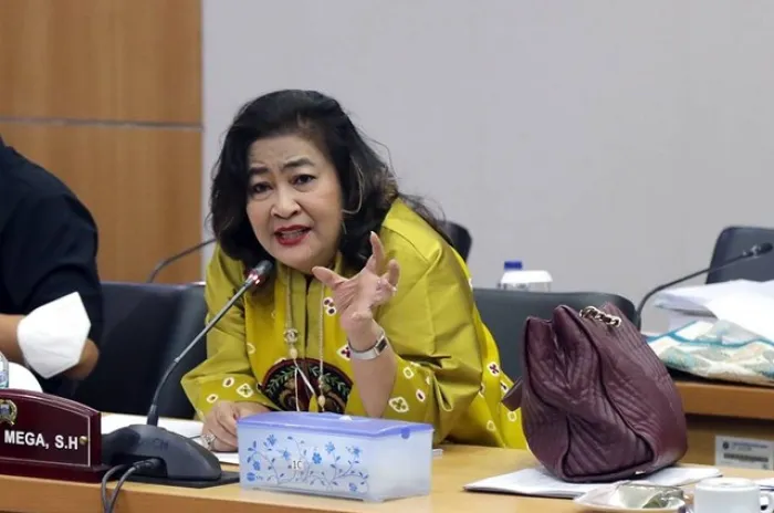 Akhirnya Cinta Mega Dicopot Dari DPRD DKI Jakarta 