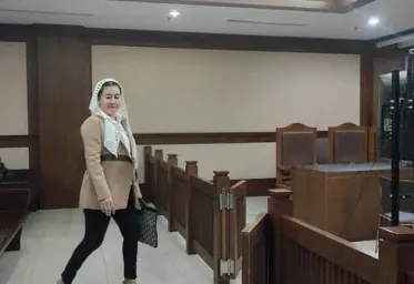 Hakim Vonis  5 Tahun Penjara   Wanita Emas Dalam Kasus Penyelewengan Dana
