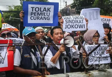 Protes Dugaan Kecurangan Pemilu Massa Lakukan Demo di Depan Bawaslu 