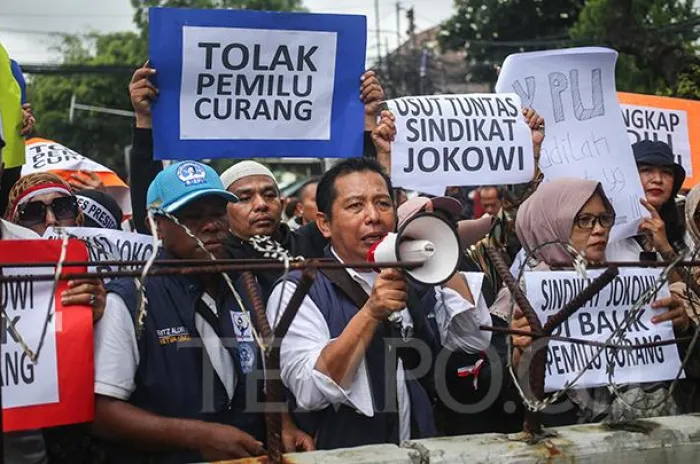 Protes Dugaan Kecurangan Pemilu, Massa Lakukan Demo di Depan Bawaslu 