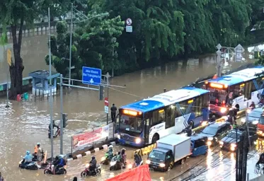 26 Ruas Jalan Di Jakarta  Terendam Banjir Setelah Hujan Dengan Intensitas Tinggi 