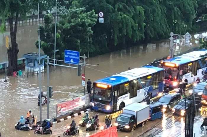 26 Ruas Jalan Di Jakarta  Terendam Banjir Setelah Hujan Dengan Intensitas Tinggi 