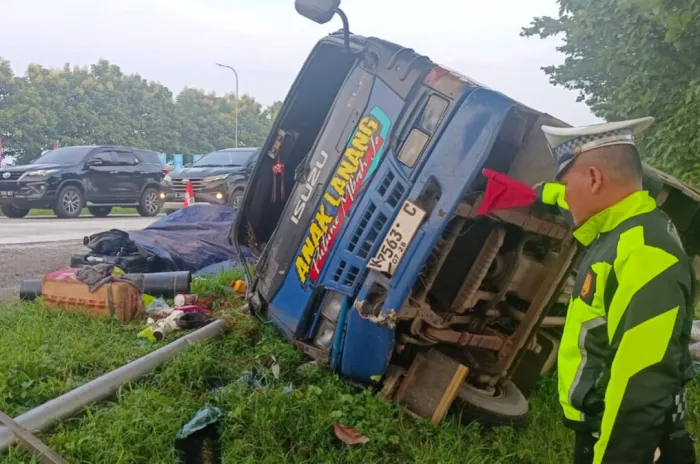 Sopir Ngantuk Tabrak Mobil  Elf Berisi 15 Penumpang di Tol Cipali