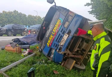 Sopir Ngantuk Tabrak Mobil  Elf Berisi 15 Penumpang di Tol Cipali