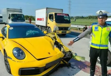 Mobil Porsche Tabrak Honda Jazz di Tol Kertosono Caruban Jatim 2 Orang Luka