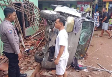 Mobil Jatuh Dari Tebing Menimpa Seorang Nenek Hingga Meninggal 
