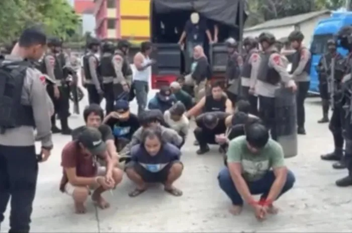 Gerebek Kampung Bahari, Pasukan Brimob Mendapat Perlawanan  dari Geng Narkoba 