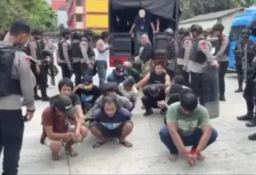 Gerebek Kampung Bahari Pasukan Brimob Mendapat Perlawanan  dari Geng Narkoba 
