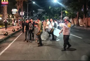 Polisi Bebaskan 25 Peserta Aksi Tolak UU TNI di Surabaya