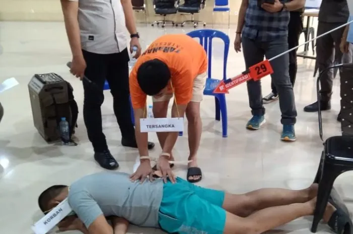 Proses Rekontruksi Pembunuhan Wanita Hamil Ricuh, Ayah Korban Mengamuk
