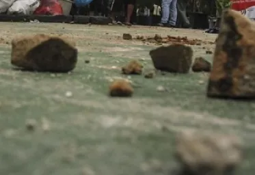 Diduga Batalkan Lamaran  Dengan Uang Seserahan Rp100 Juta Rumah Warga di Jeneponto Dirusak
