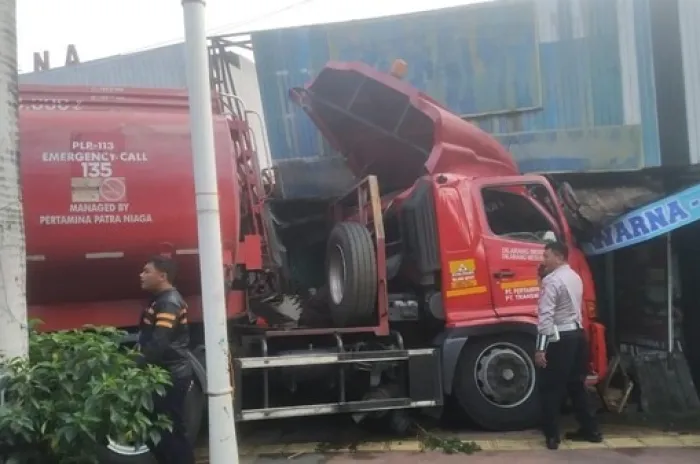Truk Tangki BBM Tabrak Ruko di Jakarta Timur