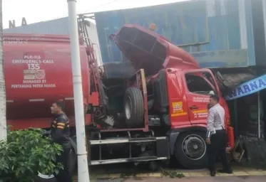 Truk Tangki BBM Tabrak Ruko di Jakarta Timur