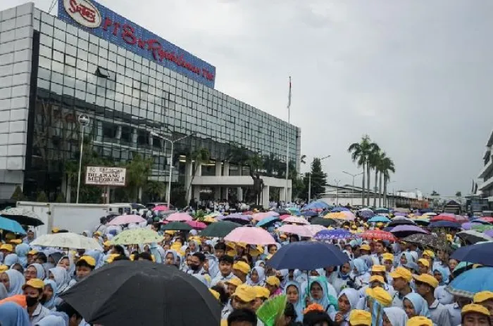 72 Mobil  Disita Kejagung Dari Gedung Sritex di Sukoharjo