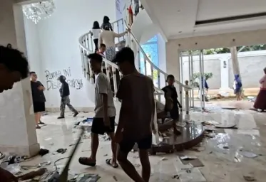 Polisi Telah menangkap 9 Orang Terduga Penjarah Rumah Uya Kuya 