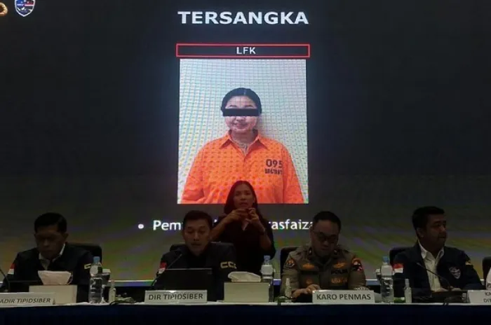 Polisi Menangkap Laras Faizati Karena Diduga Menghasut Massa Bakar Mabes Polri  