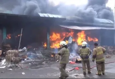 Petugas Kerahkan 16 Unit Mobil Damkar  Untuk Padamkan Kebakaran Pasar Kramat Jati 