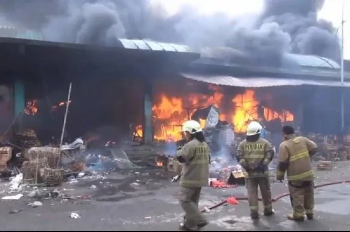 Petugas Kerahkan 16 Unit Mobil Damkar  Untuk Padamkan Kebakaran Pasar Kramat Jati 