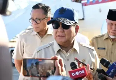 Prabowo Minta Mendagri Copot Bupati Aceh Selatan Karena Pergi Umrah Saat Bencana  