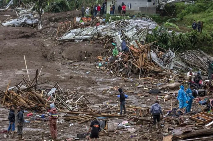 Jumlah Korban Sementera Longsor Cisarua Mencapai 17 Orang Meninggal, Pencarian Terus   Berlanjut