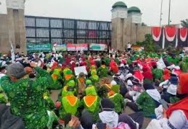 Demo Guru Madrasah  di Depan Gedung DPR 1600 Aparat Diterjunkan 