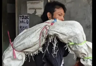 Seorang Pria Sempat Dikira Gendong Mayat Ternyata Bawa Biawak di Tambora
