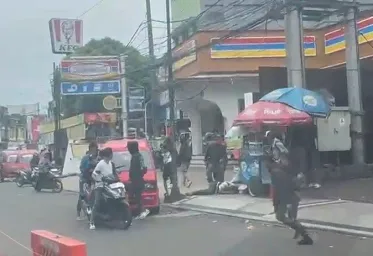 Terjadi Teror Pembacokan Brutal di Sukabumi Tukang Parkir  Warga Jadi Korban