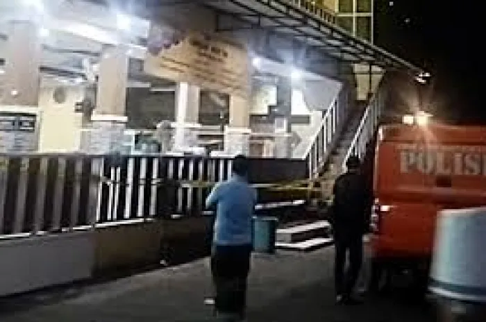  Tim Penjinak Bom Terjun Olah TKP Terjadinya Ledakan di Masjid Jember 