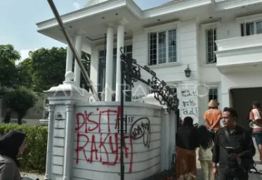 Trauma Aksi Penjarahan Uya Kuya Laporkan  Penyebaran  Hoaks Yang Tuding  Dia Punya 750 Dapur MBG