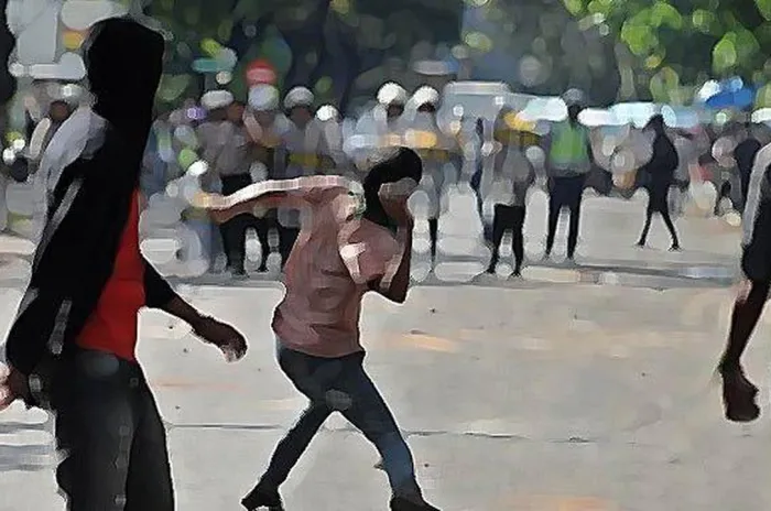 Warga Klender Bentrok Dengan Matel Akibat Penarikan Motor Paksa 