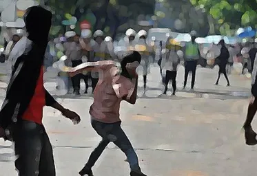 Warga Klender Bentrok Dengan Matel Akibat Penarikan Motor Paksa 