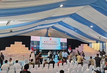 Jaksa Agung Serahkan Uang Denda Senilai Rp 10 Triliun Hasil Penertiban Kawasan Hutan Kepada  Presiden Prabowo